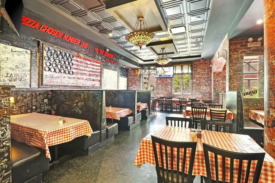 Gino's East — Magnificent Mile, Chicago
